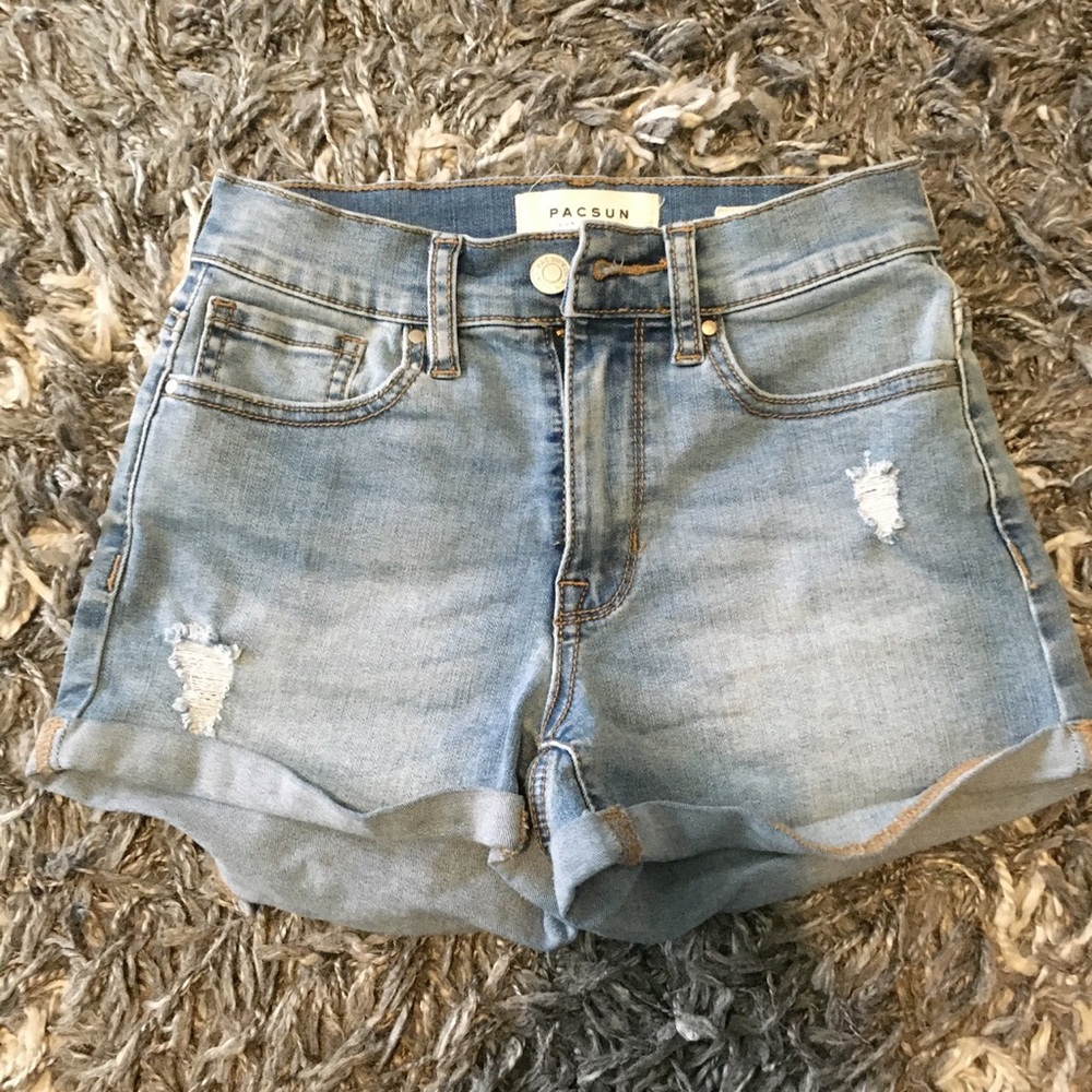MEDIUM WASH PACSUN SHORT SHORTS
